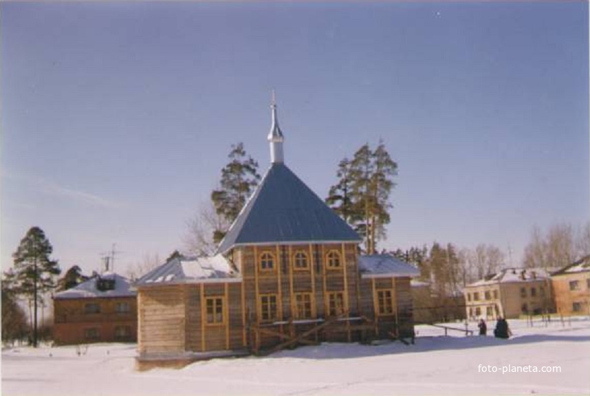Строящийся храм иконы Богоматери Нечаянная Радость в посёлке Радовицкий. Март 1999г.