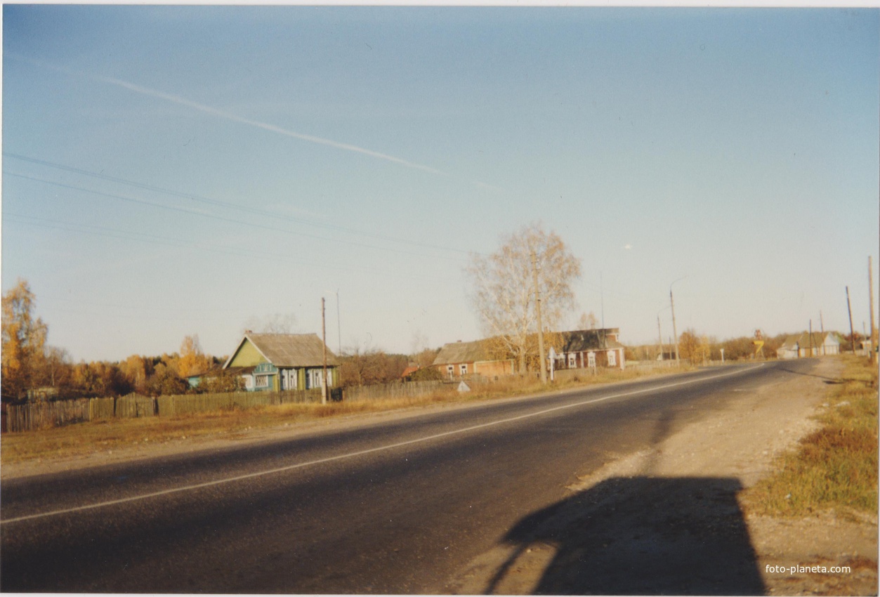 В деревне Новосидоровской на автобусной остановке. 1997г.