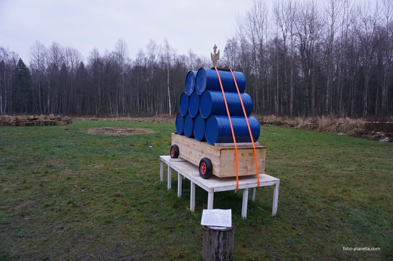 Странно но это макет броневика,придумыванию нет предела.Странно пока деньги за это не берут.музей &quot;Сарай Ленина&quot; Историко-культурный музейный комплекс