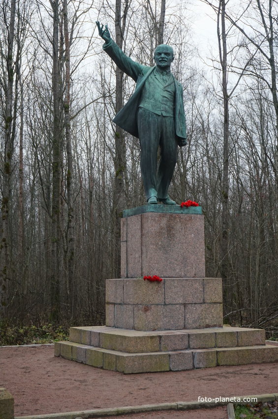 Ленин и сейчас живее всех живых.