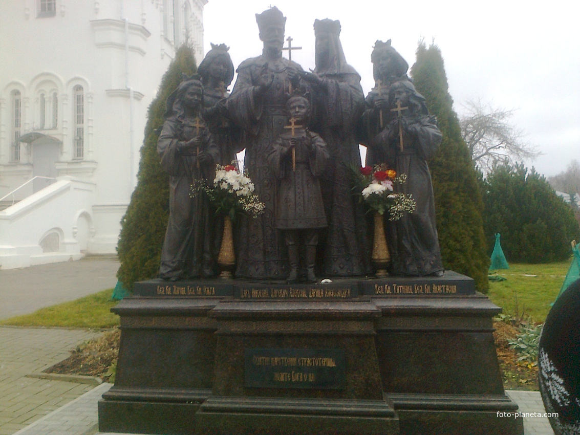 Памятник семье последнего российского императора на Соборной площади Дивеевского монастыря