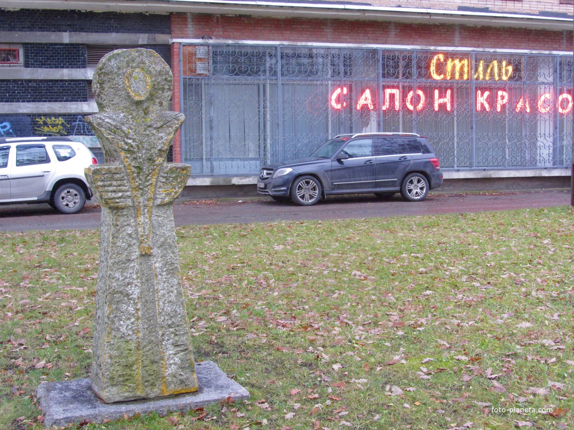 Голиицынский сквер. Скульптура &quot;Ростральная колонна&quot; Николая Карлыханова