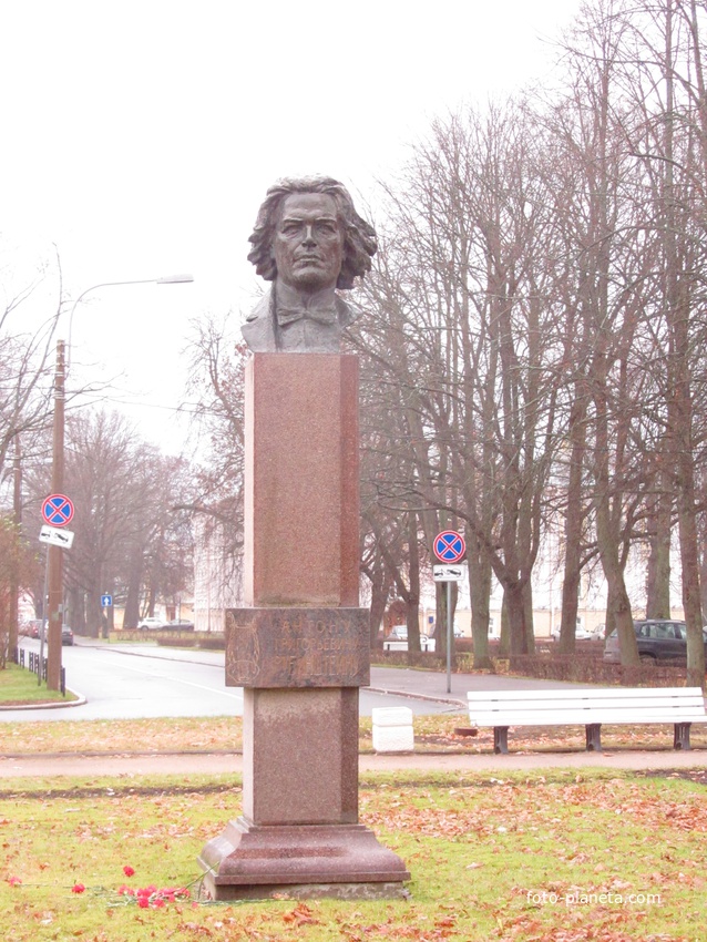Памятник А. Г. Рубинштейну в Петергофе