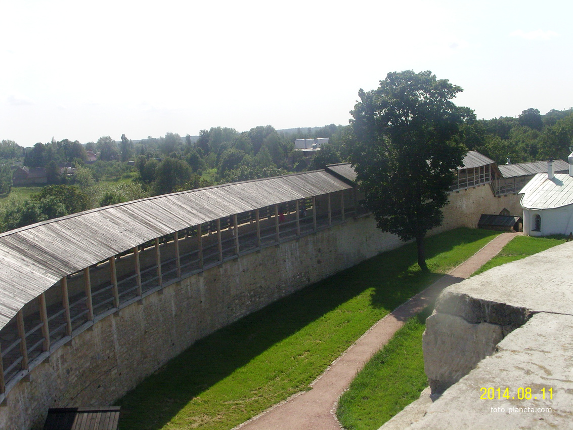 Стена крепости между башнями Луковка и Колокольная