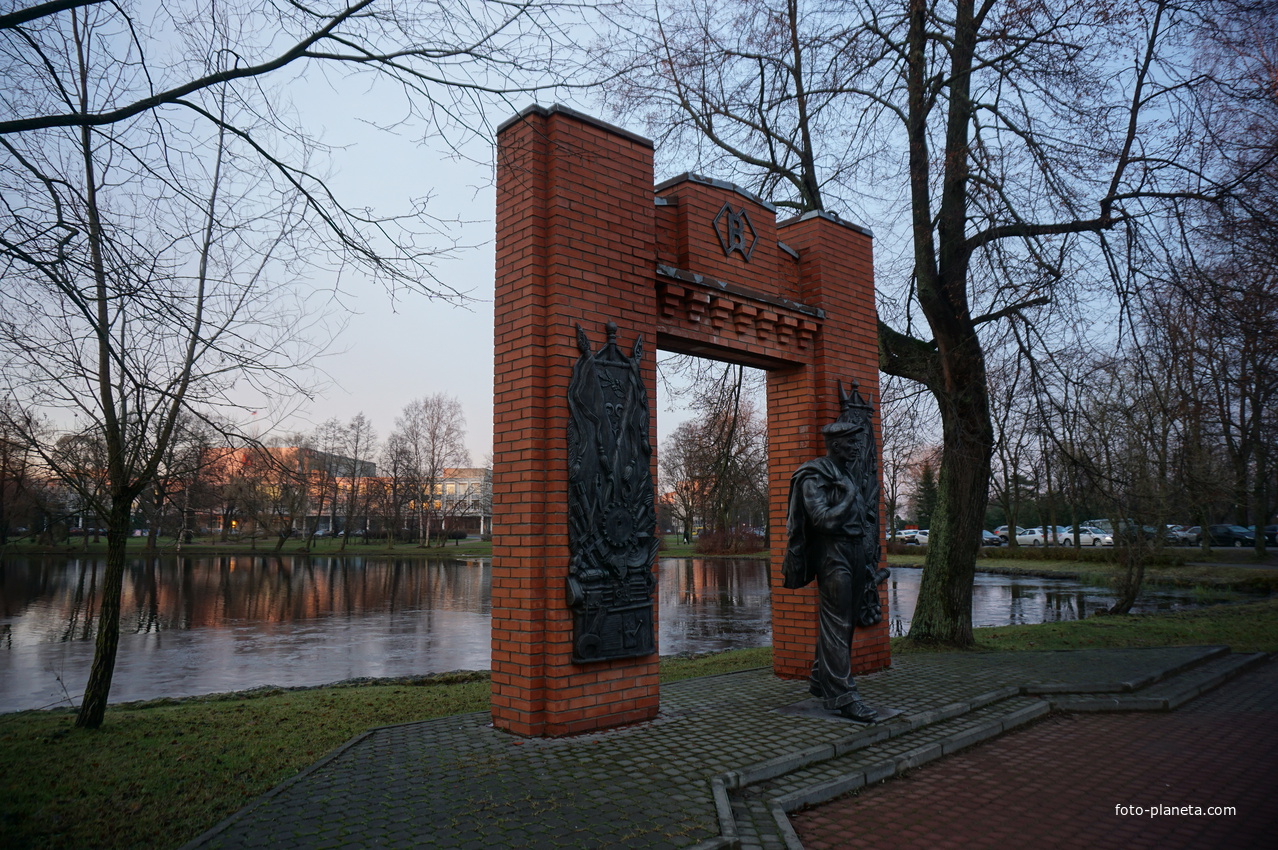 Памятник Рабочему Сестрорецкого завода.