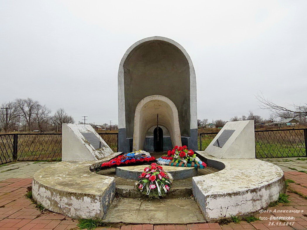 Памятник в память о погибших в ВОВ  воинах- калмыках
