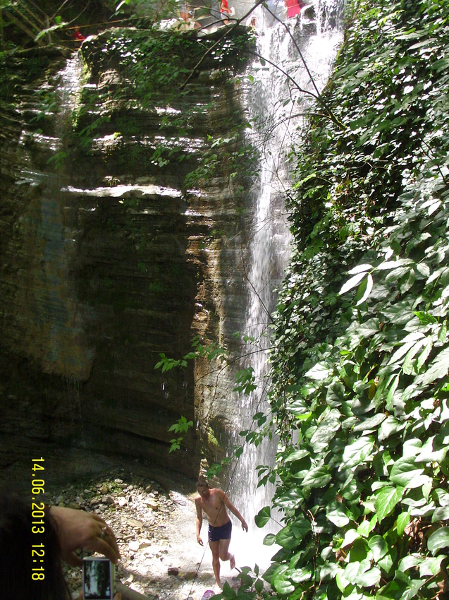 На одном из каскадов водопада Шапсуг на реке Бекишей, притока реки Аше у аула Калеж