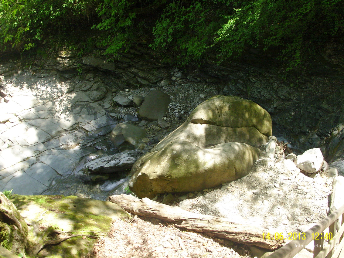У подножия каскадов водопада Шапсуг на реке Бекишей, притока реки Аше около аула Калеж