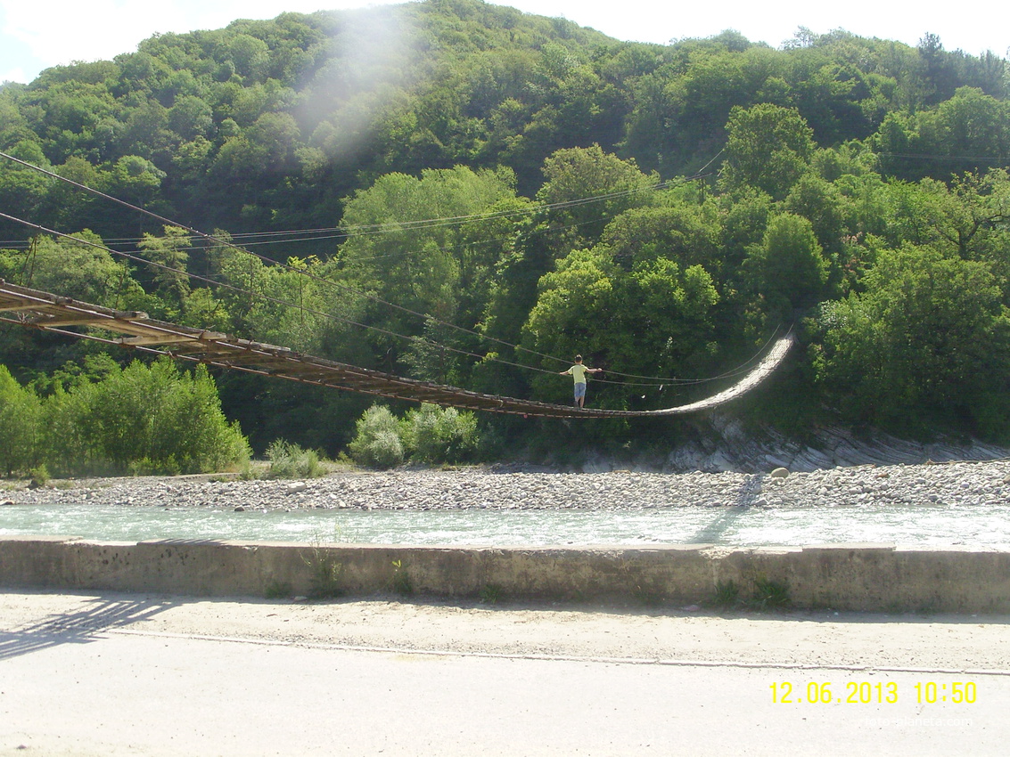 Висячий мост через реку Псезуапсе в Лазаревском