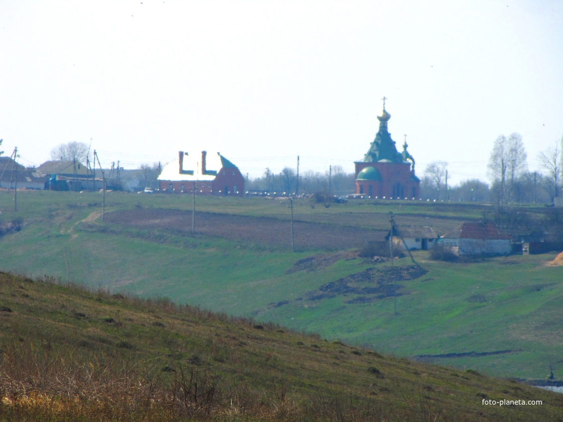 Церковь на горянке в центре Скородного.