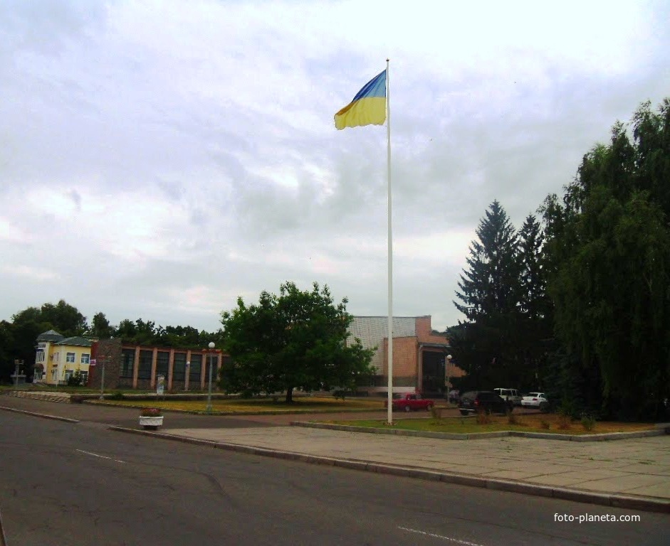 Чигирин,прапор України в центрі міста.