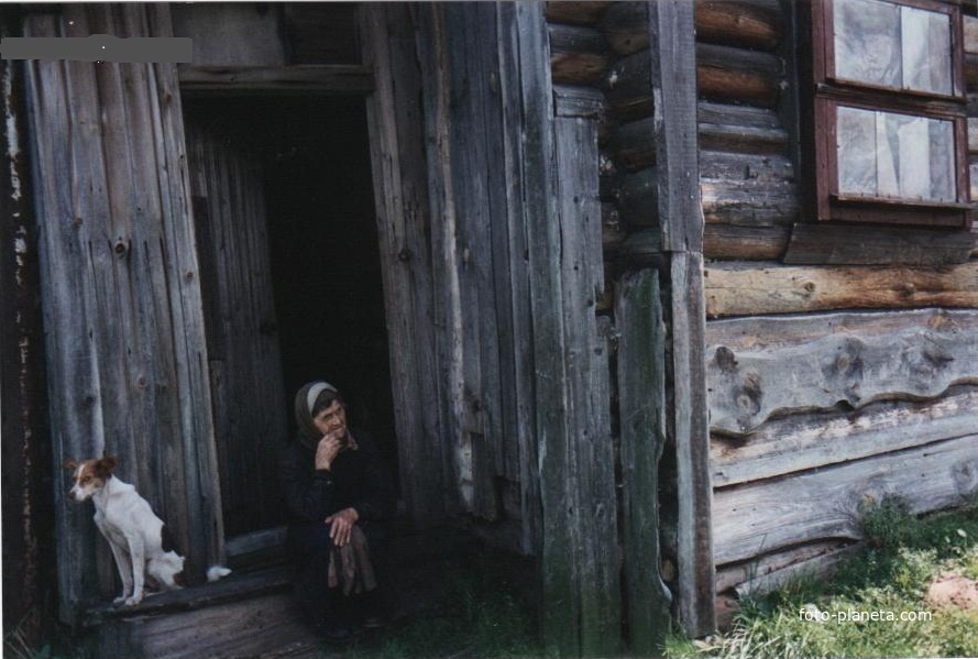 Последняя из коренных жительниц села Илкодино Анисья Батурина у своего дома. 1995г.