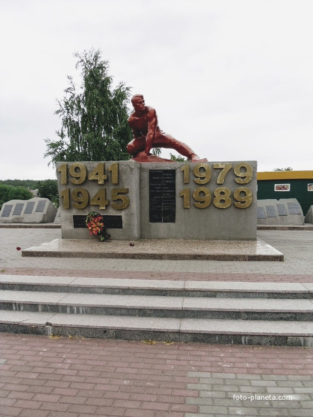 Воїнам, що загинули в роки радянсько-німецької та радянсько-афганської воєн.