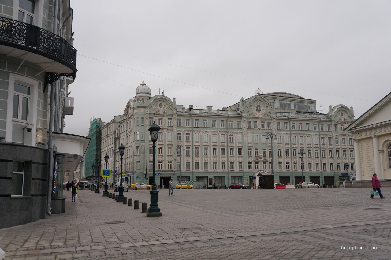 Манежная площадь, бывшая гостиница Петергоф