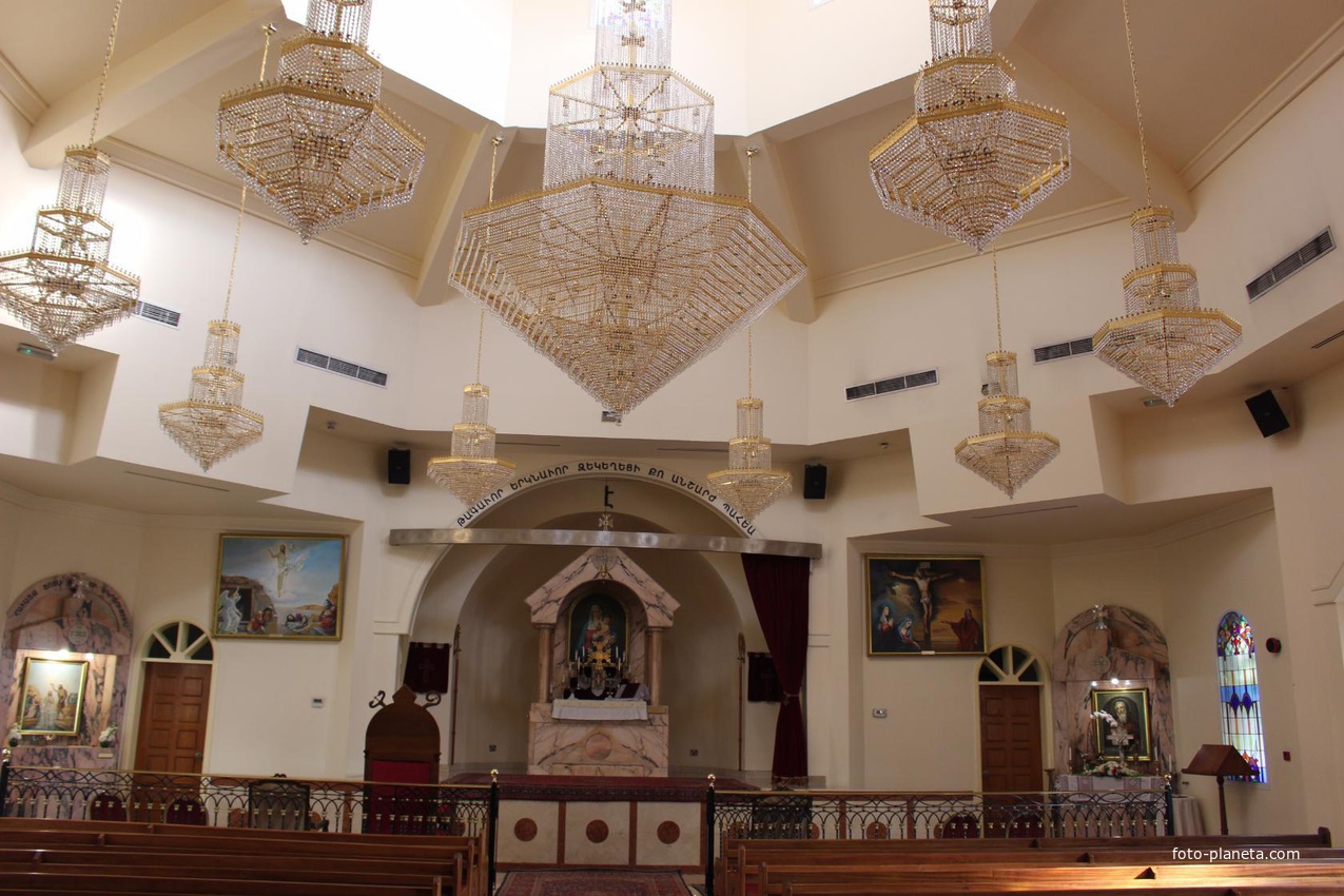 Шарджа. В армянской церкви.
