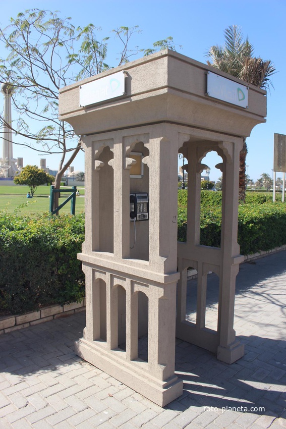 Шарджа. Телефонная будка.