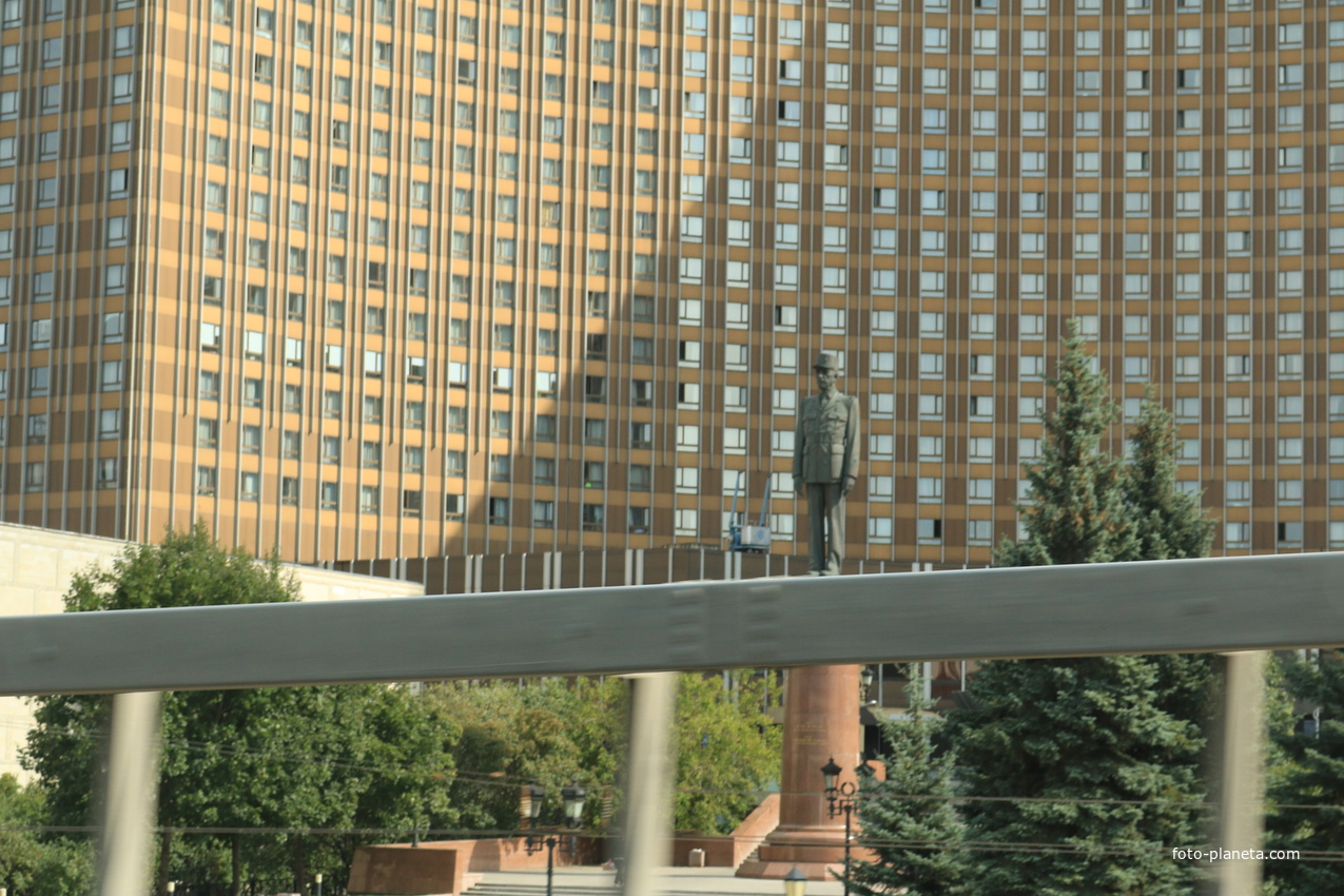 Памятник Шарлю де Голлю у гостиницы Космос
