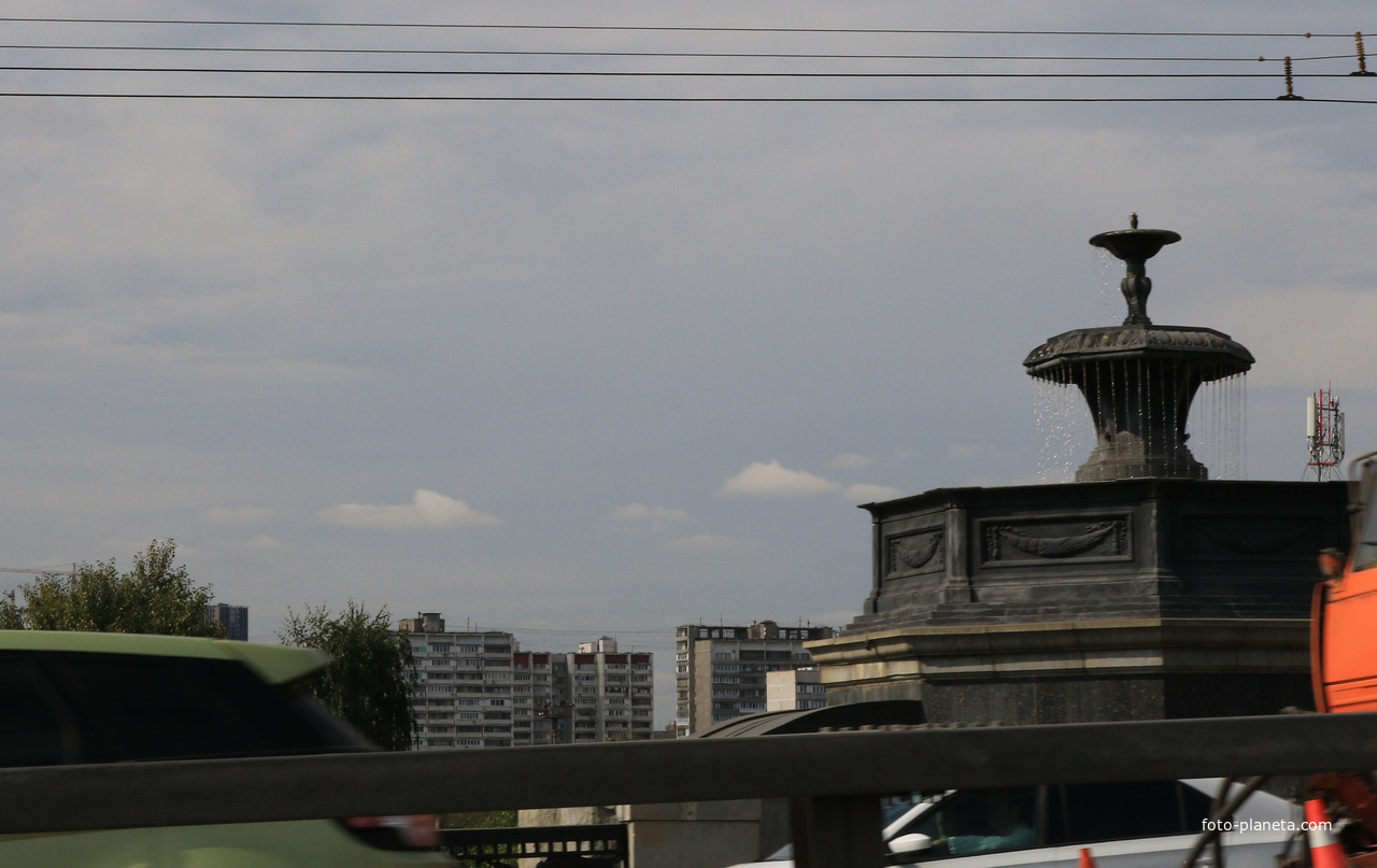 Один из фонтанов Крестовского моста