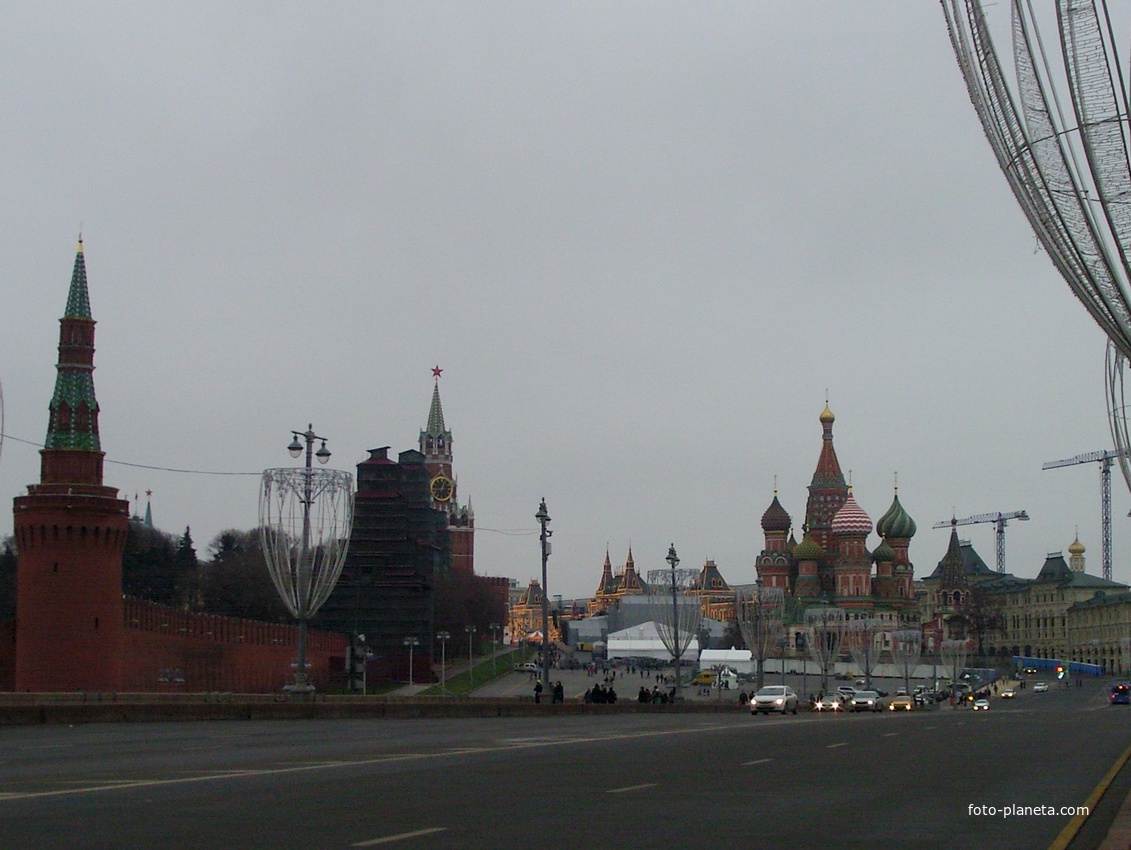 Вид на Кремль и Красную площадь с Большого Москворецкого моста
