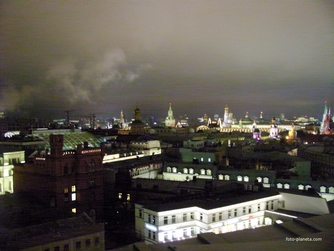 Вечерний вид на Кремль со смотровой площадки ЦДМ (Детского Мира)