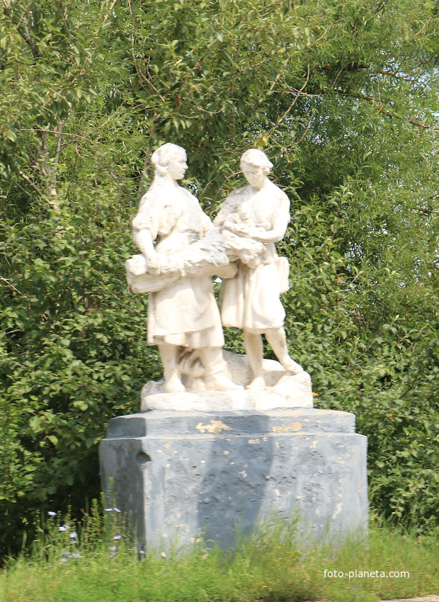 Скульптура Колхозницы
