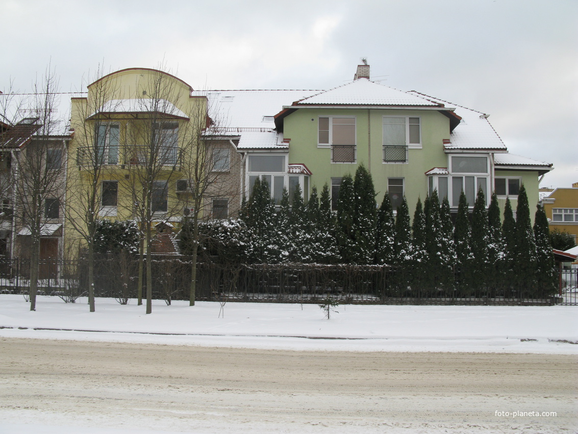 На улице Глухарской