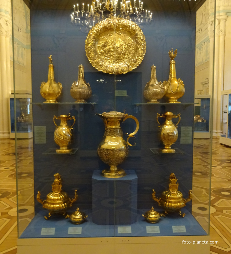 Александровский зал. Изделия из золота.