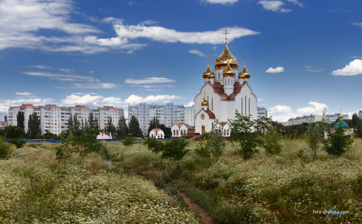 Волгодонск, парк &quot;Молодёжный&quot;. Кафедральный собор Рождества Христова.