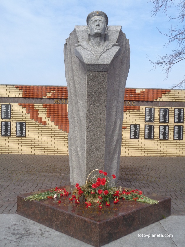Памятник морякам Петергофского десанта в Кронштадте.