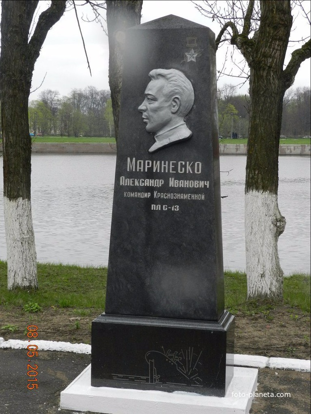 Герои подводники.