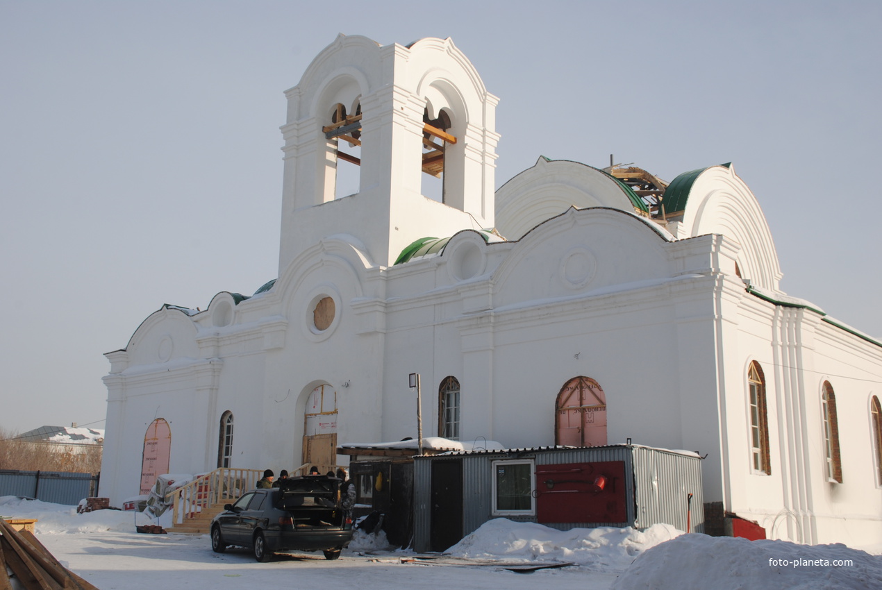 Востанавливаемая церковь Троицы Живоначальной.