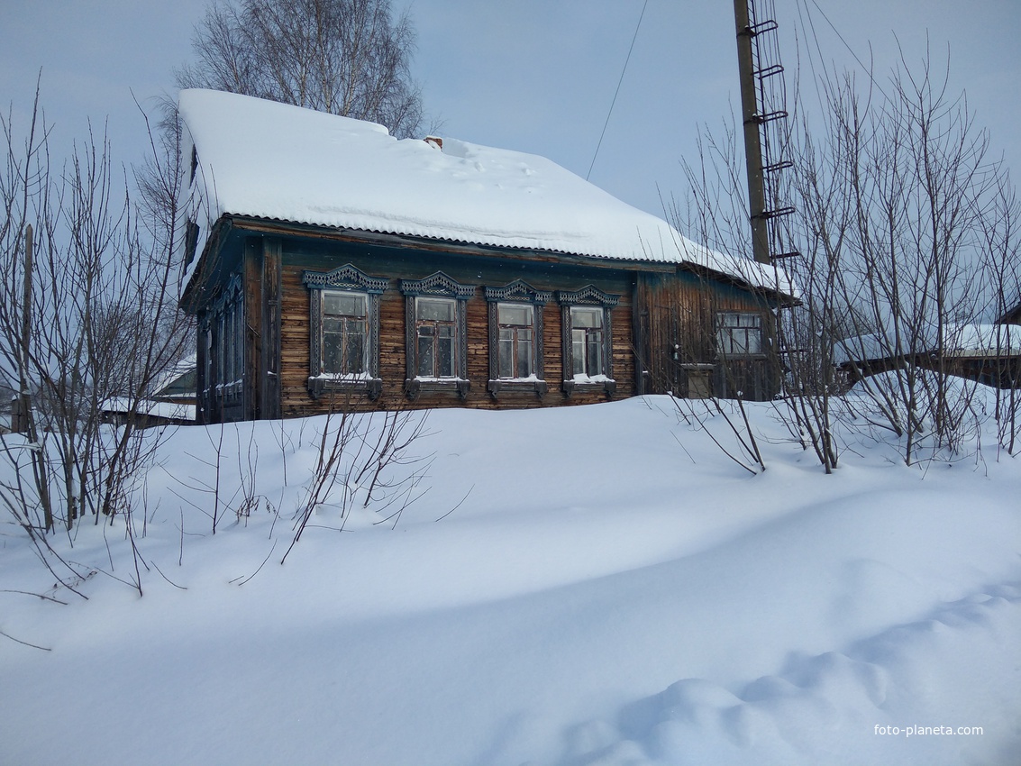 здание сплавной конторы ( потом была сельская администрация)