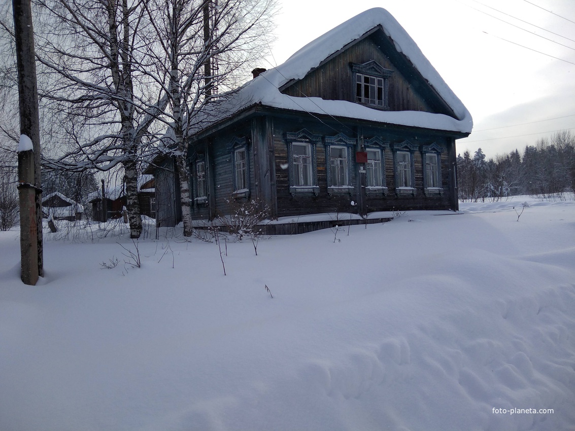 здание сплавной конторы ( потом была сельская администрация)