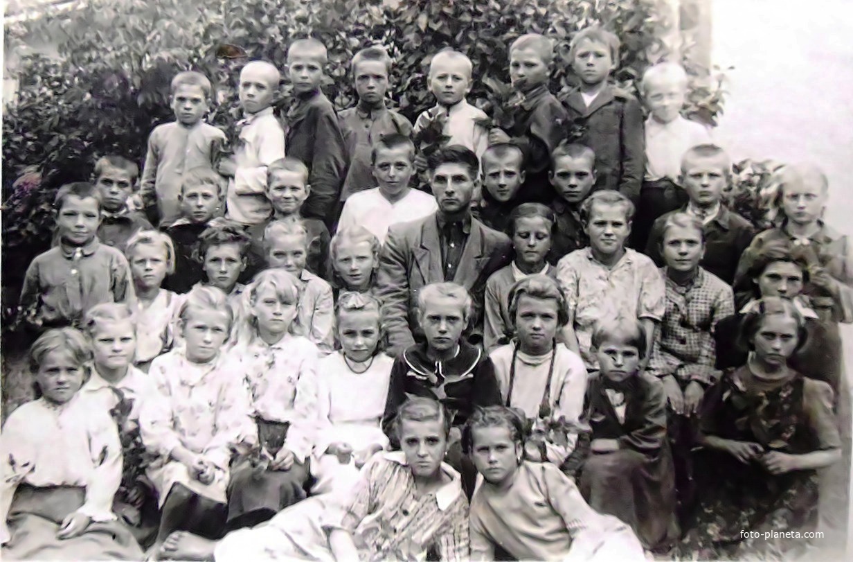 Вчитель Іван Платонович Варивода з учнями 1935-38 р.н. Фото 1948 р.