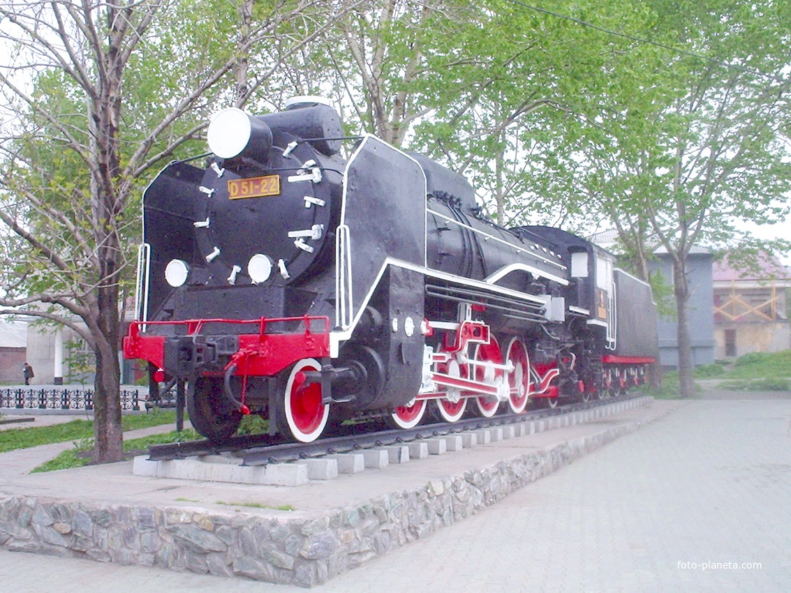 Паровоз-памятник D51-22 вблизи вокзала на станции Южно-Сахалинск.