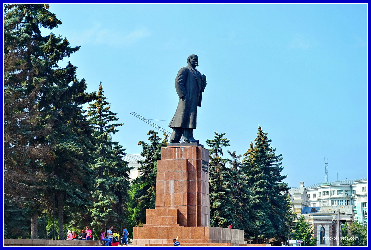 Челябинск. Памятник В.И.Ленину на площади Революции