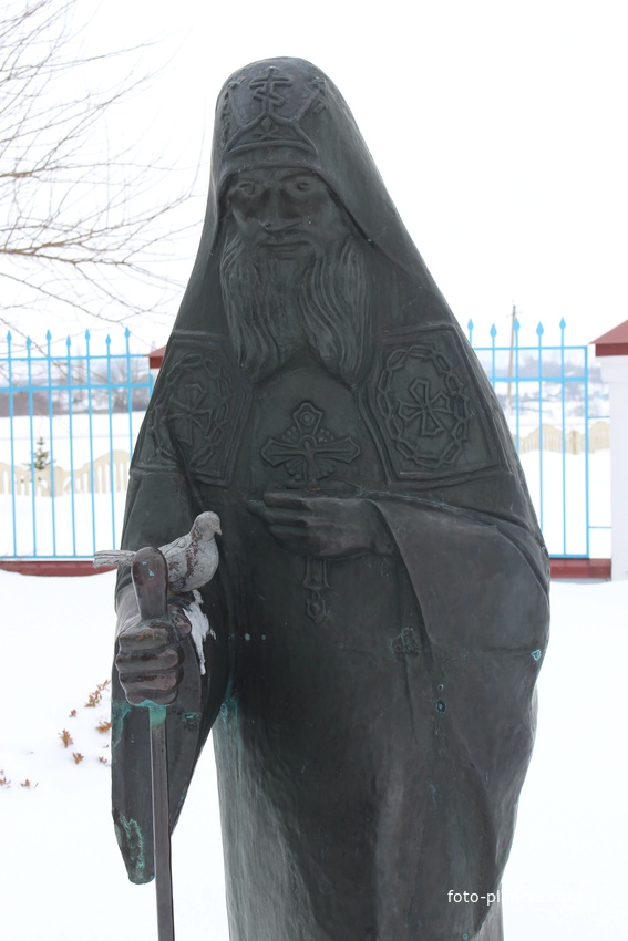 Покровка. Памятник отцу Григорию.