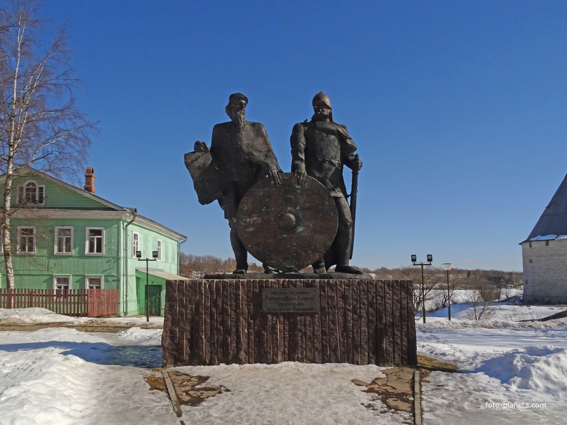 Памятник русским князьям - Рюрику и Олегу