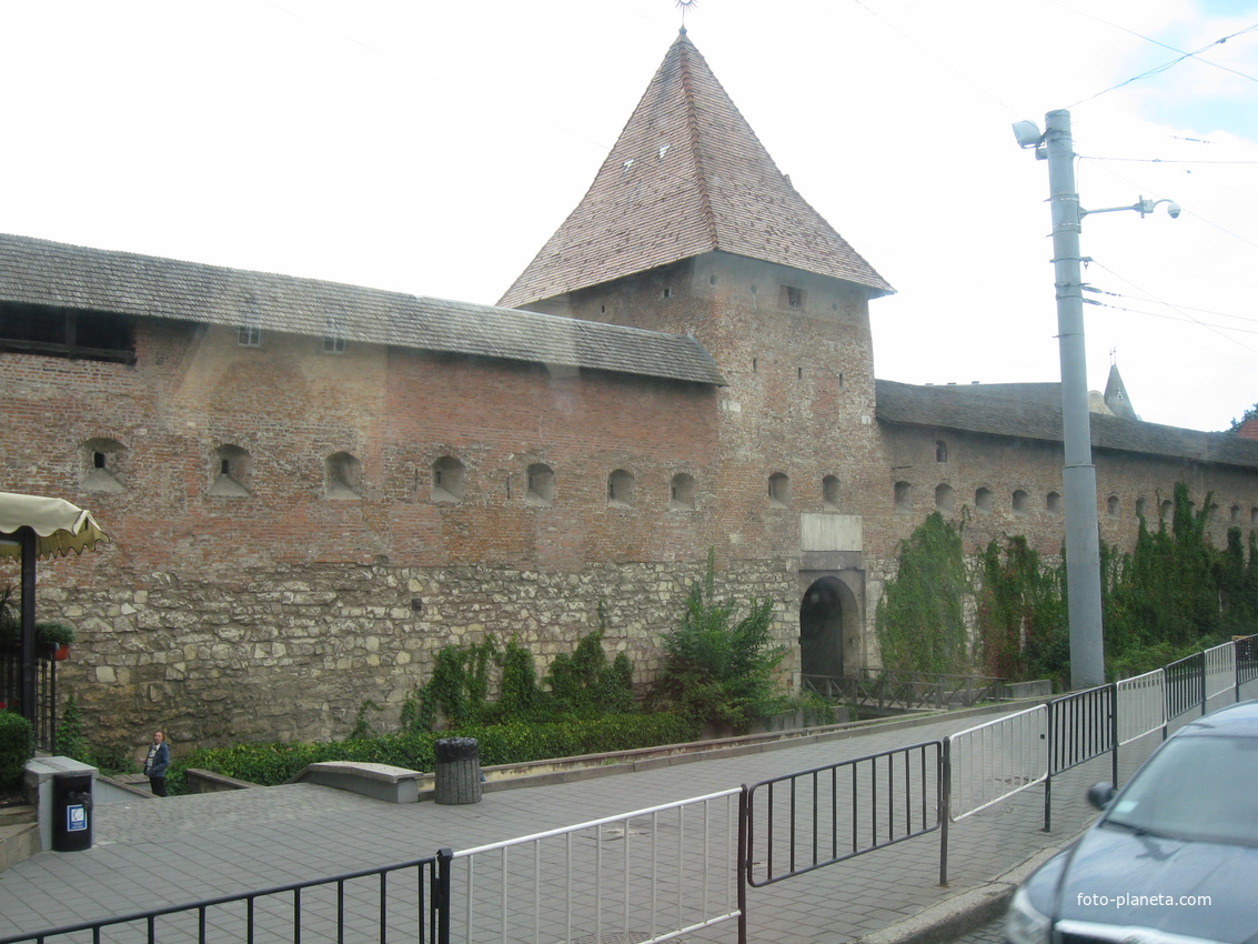 Глинянские ворота. Фортификационный комплекс Бернардского монастыря