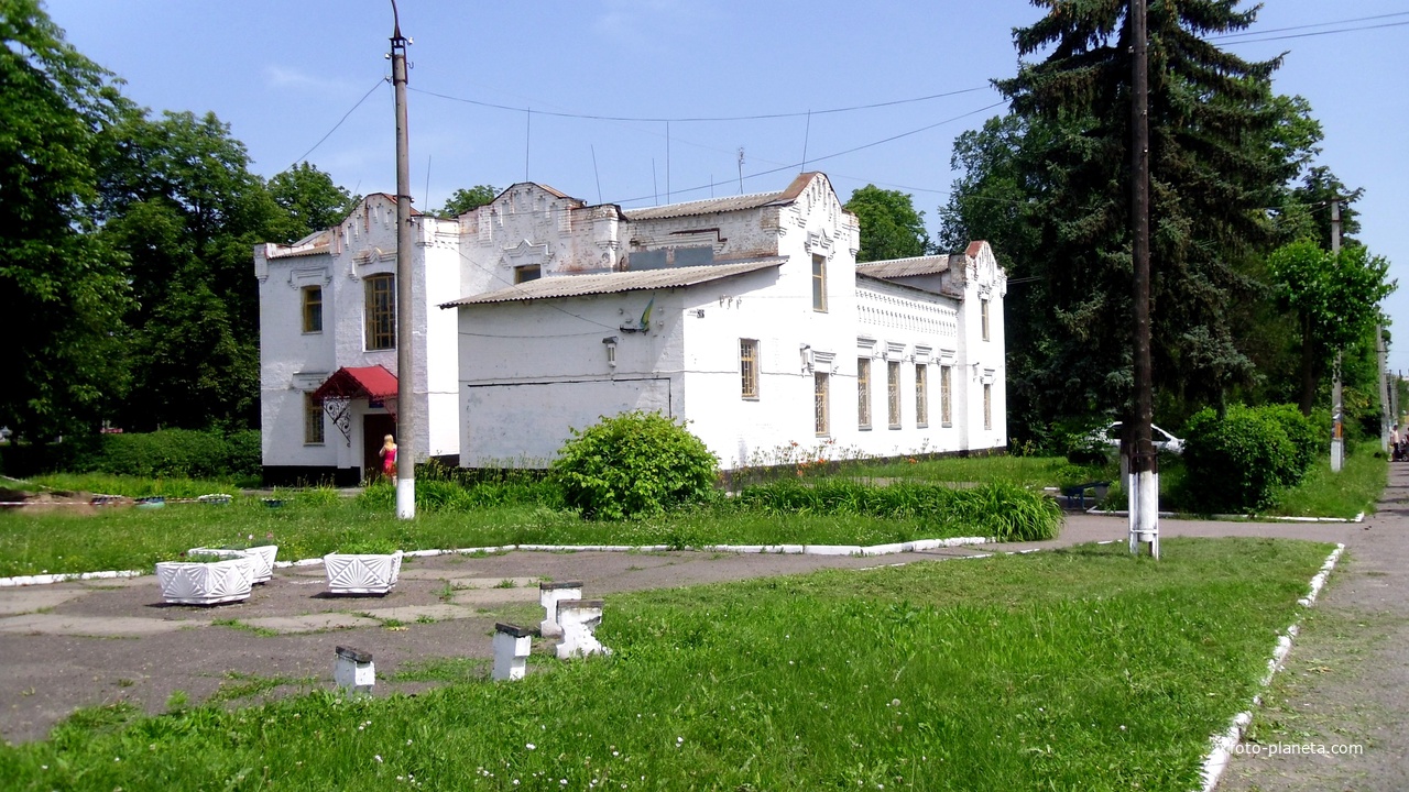 Колишня синагога (XIX століття), зараз будинок дитячої та юнацької творчості.