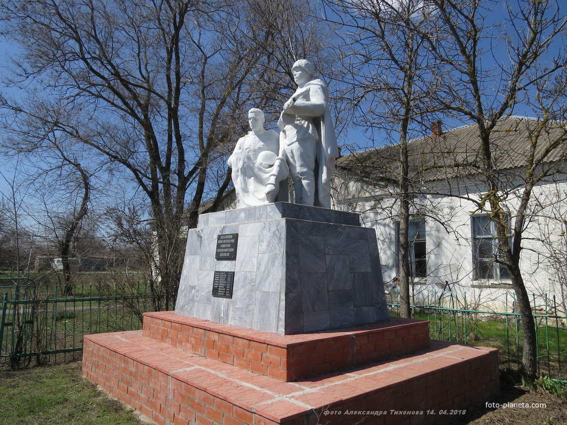 Памятник павшим воинам на братской могиле.