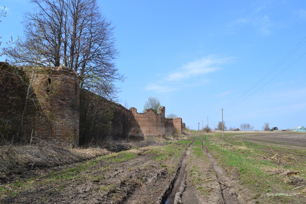 Дорога вдоль крепостных стен Сабуровской крепости