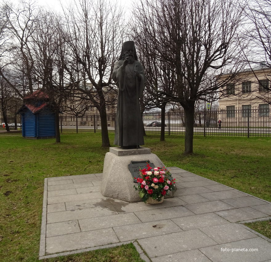 Памятник Священномученику Вениамину Петроградскому