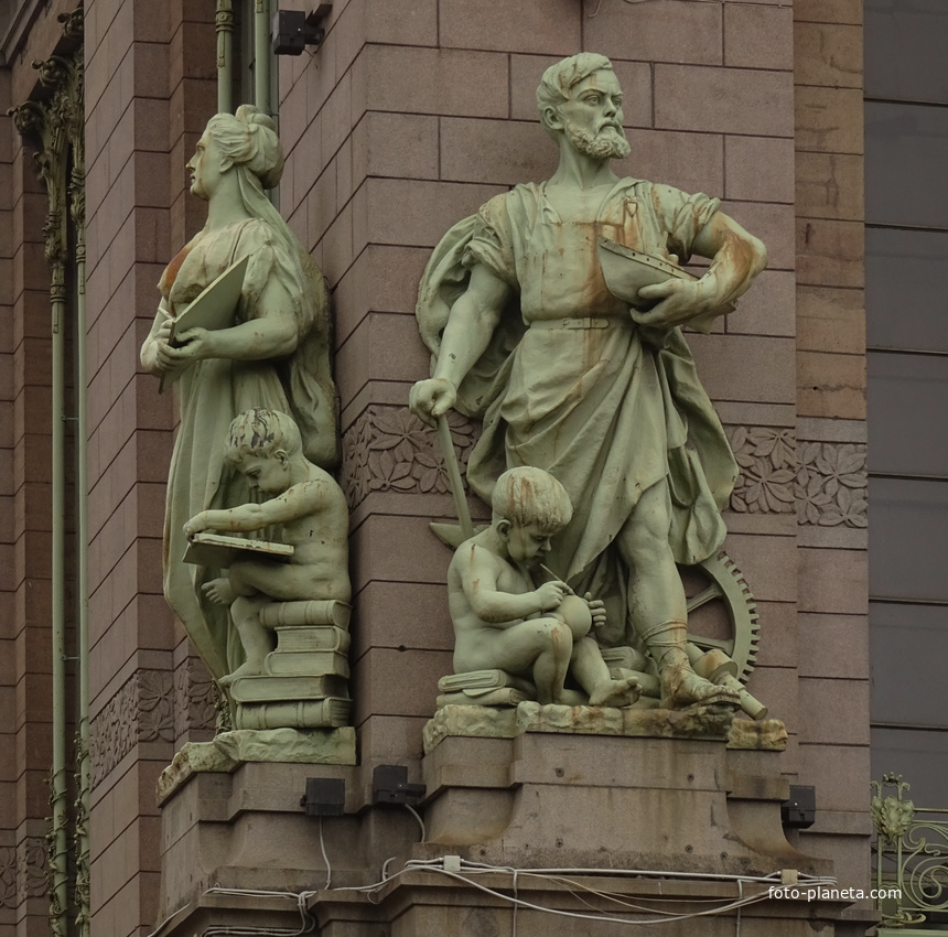 Скульптуры на фасаде магазина купцов Елисеевых
