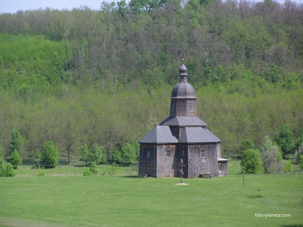 Миколаївська церква кінця 18 століття, перевезена з села Драбівці Золотоніського району Черкащини.