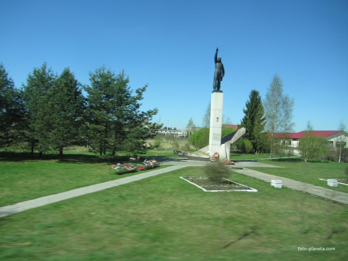Памятник летчику Шаронову