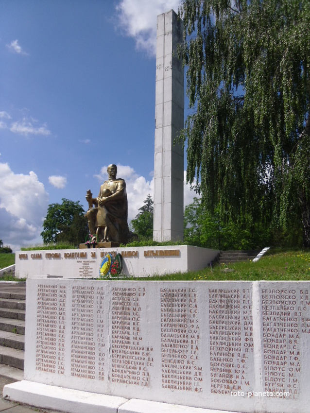 Братська могила воїнів-визволителів і пам&#039;ятний знак полеглим землякам