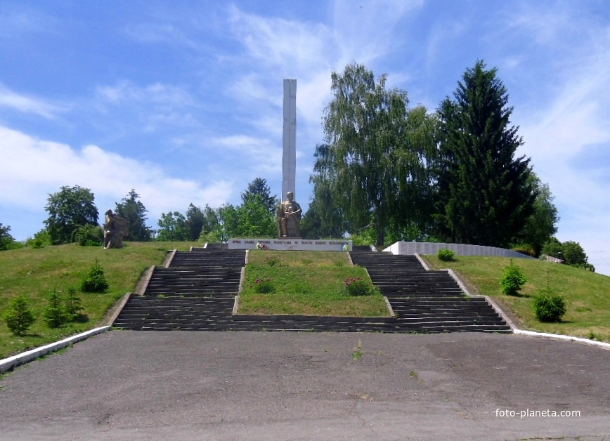 Братська могила воїнів-визволителів і пам&#039;ятний знак полеглим землякам,загальний вигляд.