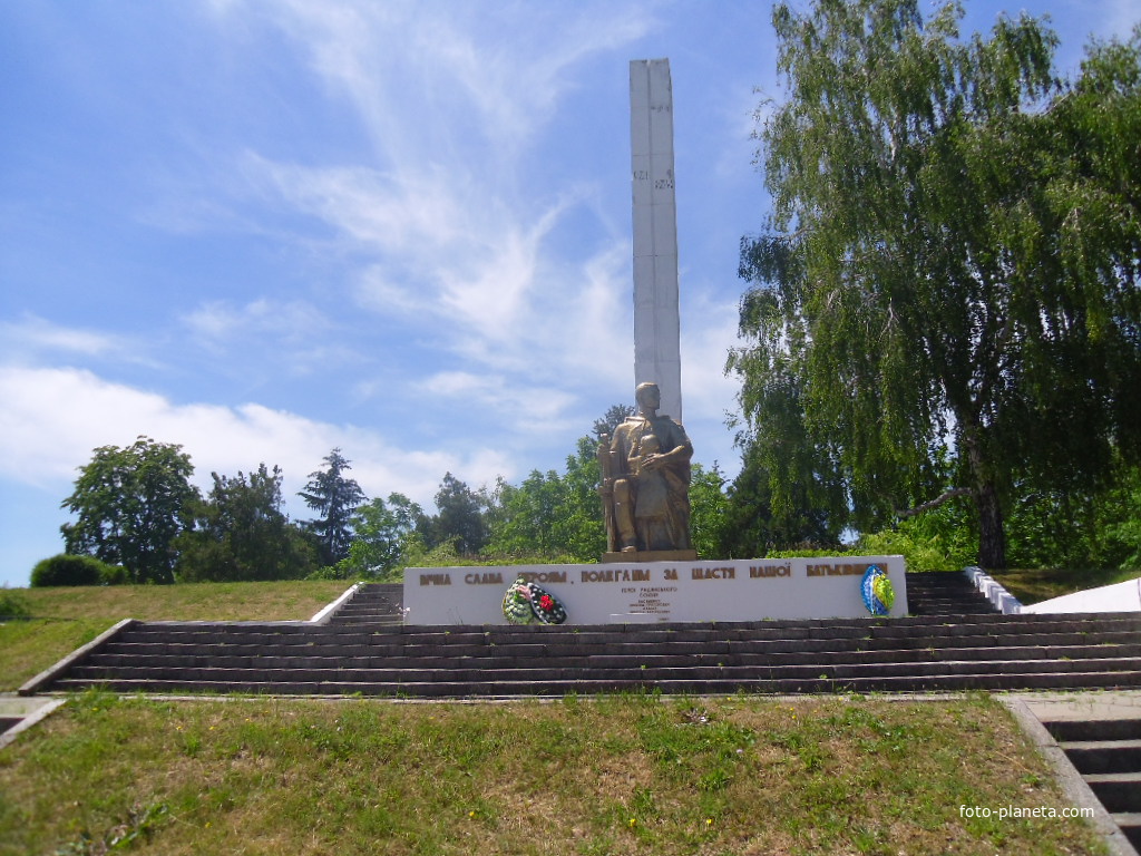Братська могила воїнів-визволителів і пам&#039;ятний знак полеглим землякам.