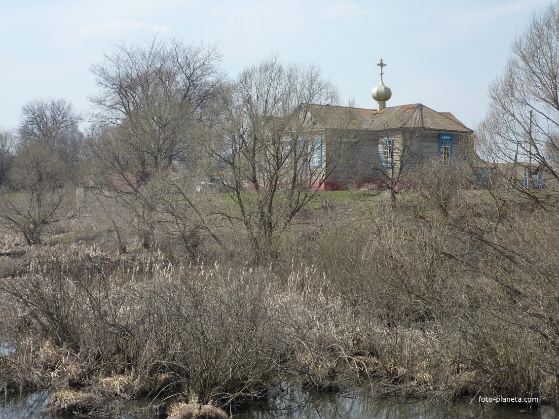 Церковь Фрола и Лавра с.Осоцкое вид с дороги от пруда